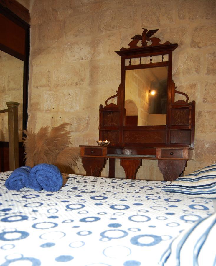 Mood Farmhouse Mythology Gharb  Luaran gambar