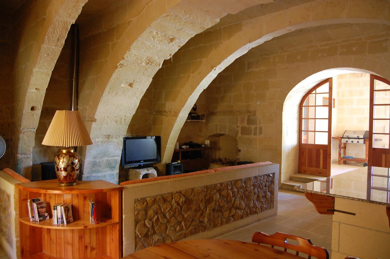 Mood Farmhouse Mythology Gharb  Luaran gambar