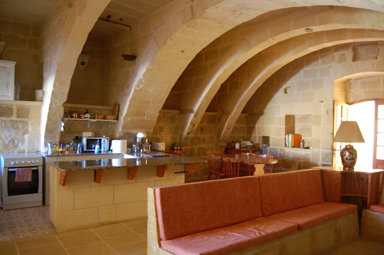 Mood Farmhouse Mythology Gharb  Luaran gambar