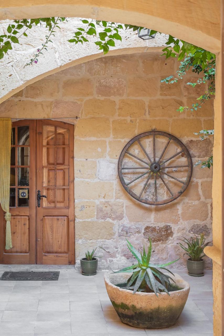 Mood Farmhouse Mythology Gharb  Luaran gambar